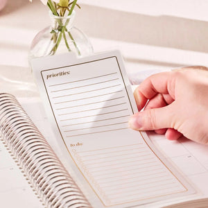 Erin Condren snap-in dashboard: Hand positioning Minimal dashboard in a coiled planner